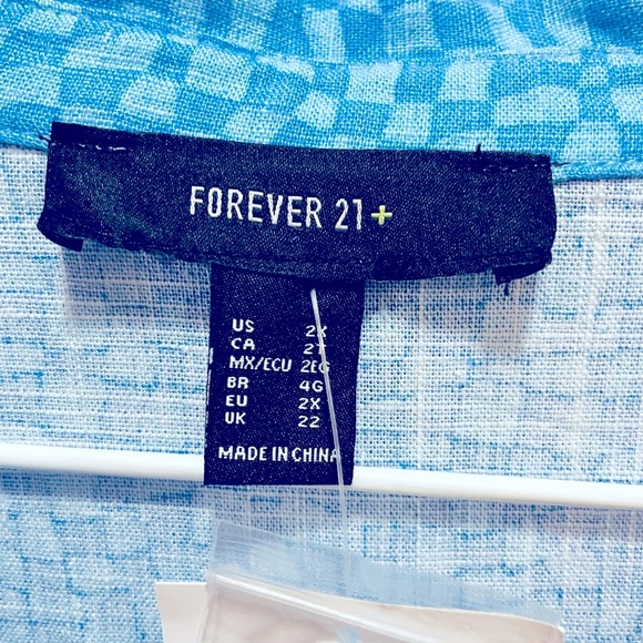 Forever 21 NWT Size 2X Women’s button up blouse in two tone blue. Short sleeve - Picture 4 of 8